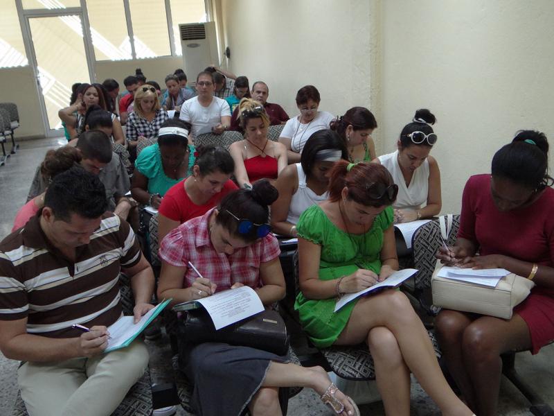 Encuestas a egresados y cursistas.