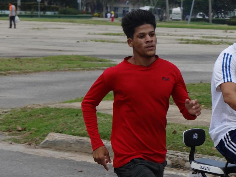 El estudiante Cristian Fajardo Pérez, de la Facultad 2, se corona ganador en la rama masculina de la maratón universitaria.