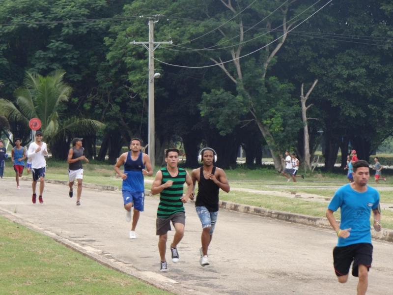 Los maratonistas recorrieron unos 2 km por los alrededores de la Universidad.