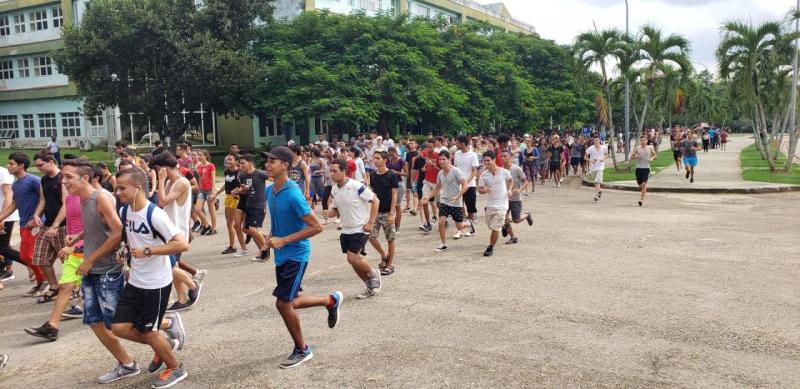 La multitud de estudiantes corrió unos dos kilómetros.