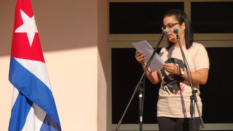 Arlety Sanchez Santos, secretary of the UJC at UCI, read the Declaration of the Revolutionary Government.