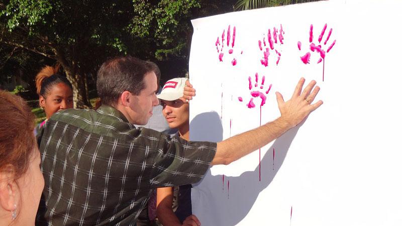 La comunidad universitaria plasmó sus huellas como apoyo al pueblo y gobierno de Venezuela. 