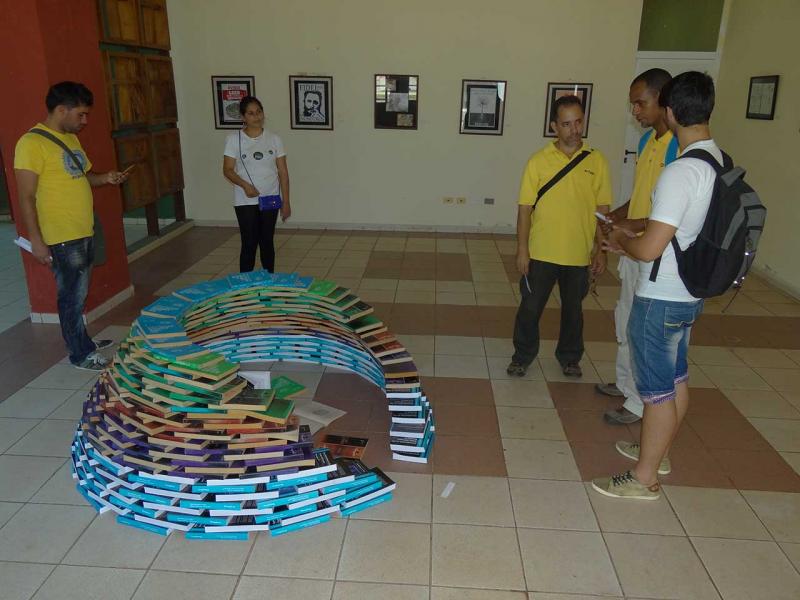 The jury evaluates the art piece “Cúpula de conocimiento” (Knowledge Dome)  by UCI amateur artists.