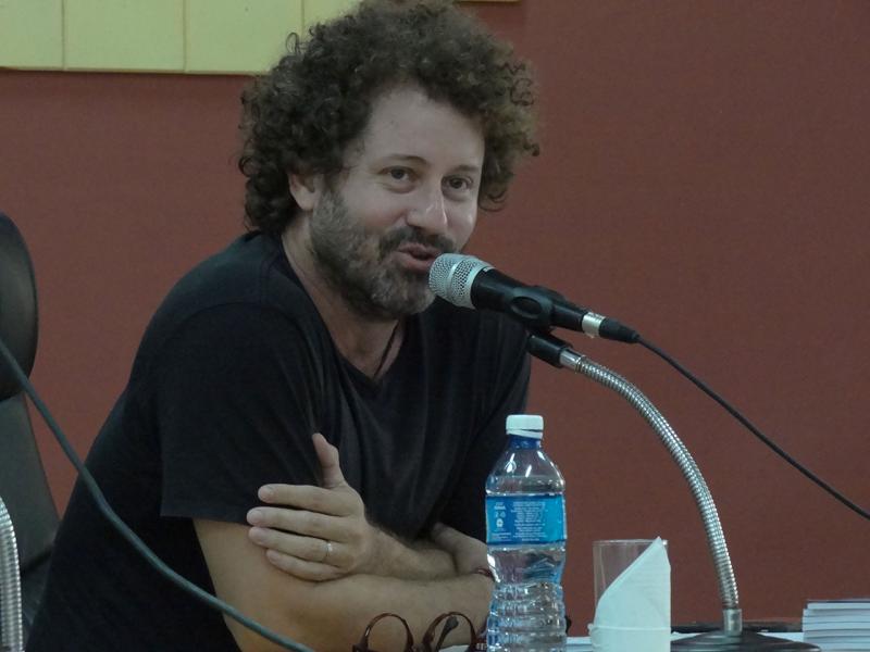 Singer-songwriter Raúl Paz conducted  the book presentation