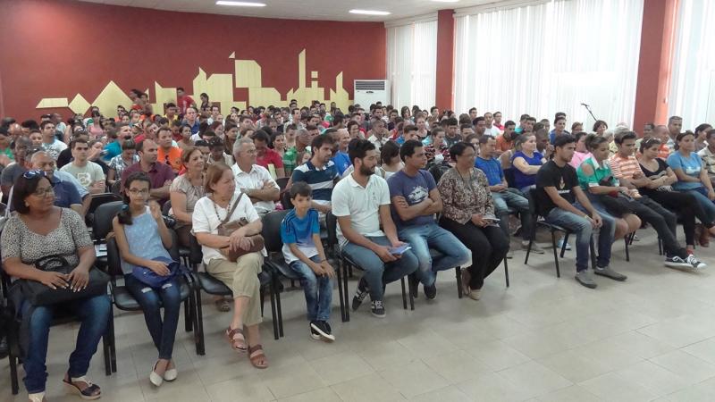 El auditorio estuvo atento a las palabras del escritor y del cantautor. 