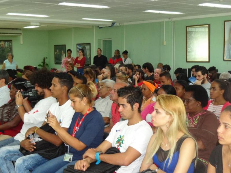Estudiantes, profesores, trabajadores, cuadros de dirección, dirigentes del Sindicato y la FEU, entre otros, asistieron al debate en la biblioteca universitaria, centro del pensamiento y obra de Fidel en la institución. 