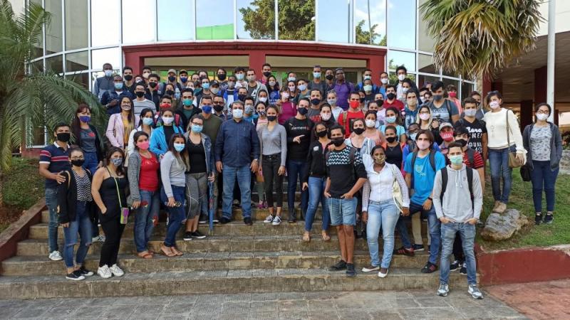 Recién graduados se preparan para la vida laboral en la UCI. 