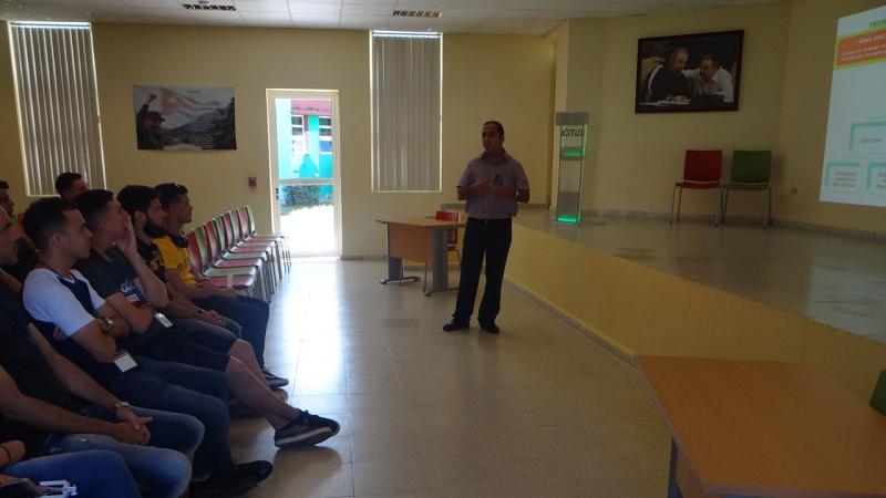 Samuel Tejeda Díaz, director comercial de la Xetid, realiza una presentación de la empresa a los interesados. 