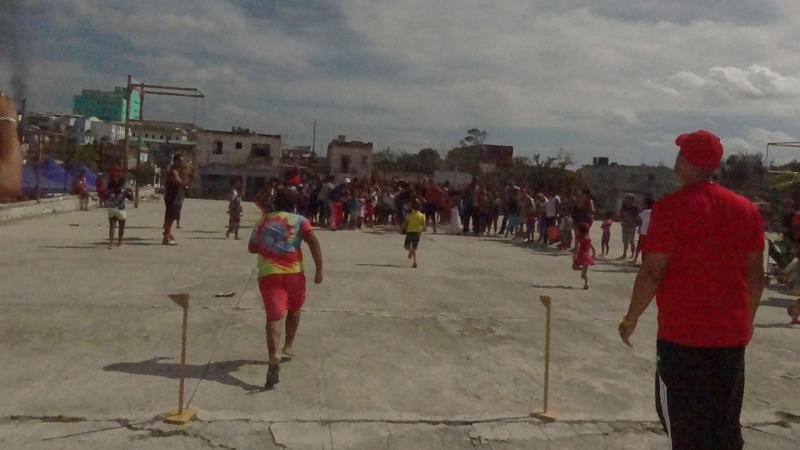 Los profesores de la Dirección de Deportes de la Universidad organizaron actividades físico recreativas para los niños de la comunidad de Diez de Octubre.