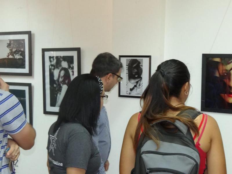 Rector de la UCI, Dr.C. Walter Baluja García, recorre la muestra expositiva de artes visuales junto a representantes de la UJC y la FEU de la UCI.