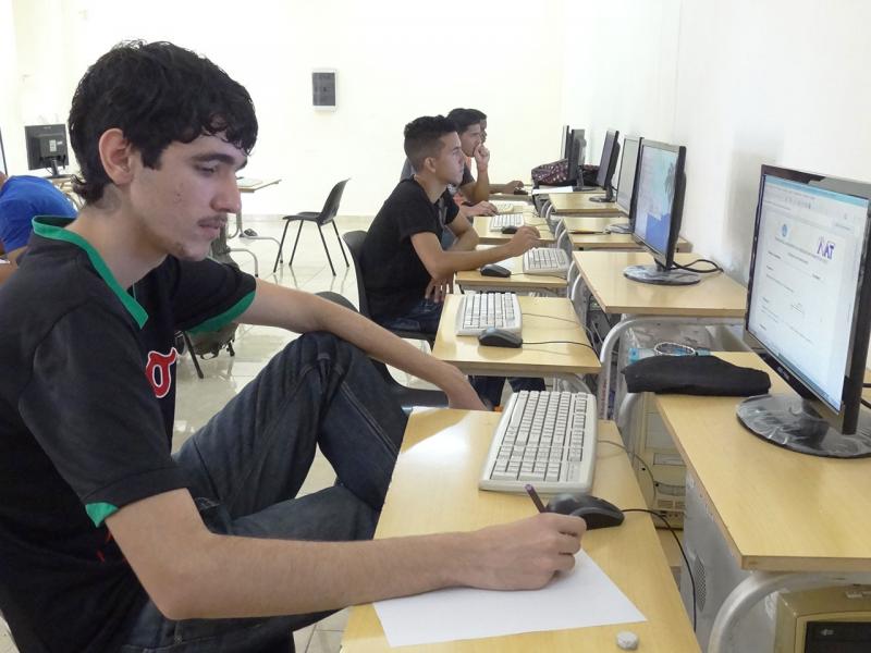 Thinking scrutinized every solution "like a piece of artwork", as described by Marco Antonio Batista Zaldívar, a student of the Introductory Faculty of Computer Sciences, FICI (in the foreground)