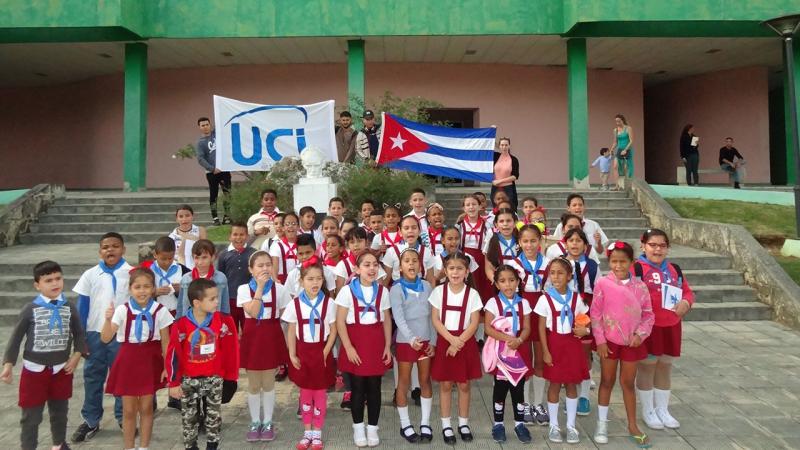 La actividad concluyó con los concursantes frente al busto de José Martí y con las banderas de la UCI y cubana de fondo. 
