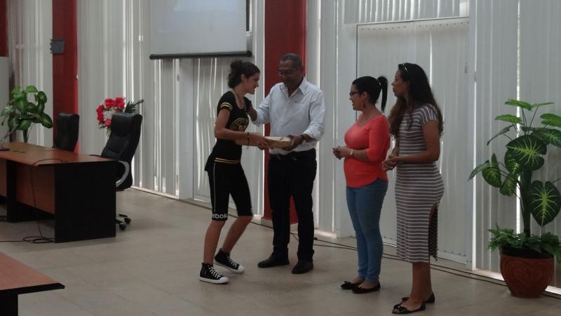 Los premios fueron entregados por el Dr.C. José Ortiz, director de Formación de Pregrado; la Ing. Arlety Sánchez, secretaria general de la UJC en la UCI, y Beatriz Andrial, presidenta de la FEU en el centro. 