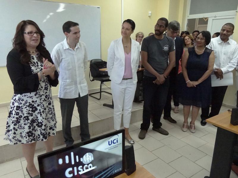 Cisco executives exchanged with students and instructors in one of the classrooms of the Academy