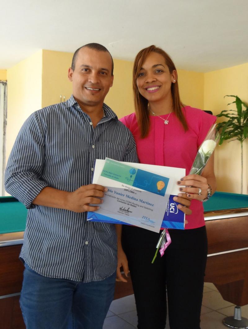 Egresados de la primera graduación de la Academia Cisco-UCI. 