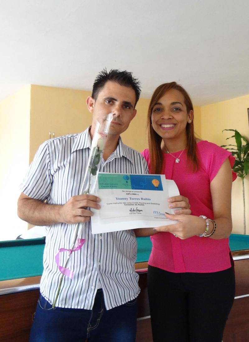 Egresados de la primera graduación de la Academia Cisco-UCI. 