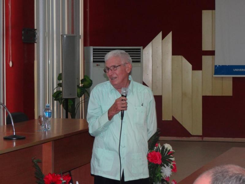 El Dr.C. Melchor Gil Morell, rector fundador de la UCI y miembro de la Unión de Informáticos de Cuba, presentó al conferencista. El Dr.C. Melchor Gil Morell, rector fundador de la UCI y miembro de la Unión de Informáticos de Cuba, presentó al conferencista.