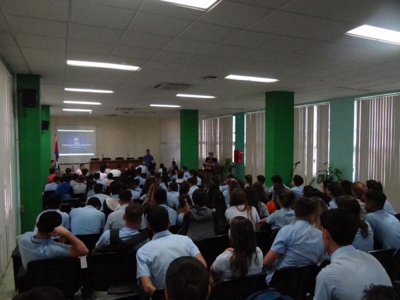 El dirigente estudiantil Odeynis Valdés Suárez les dio la bienvenida e hizo una presentación de la Universidad.