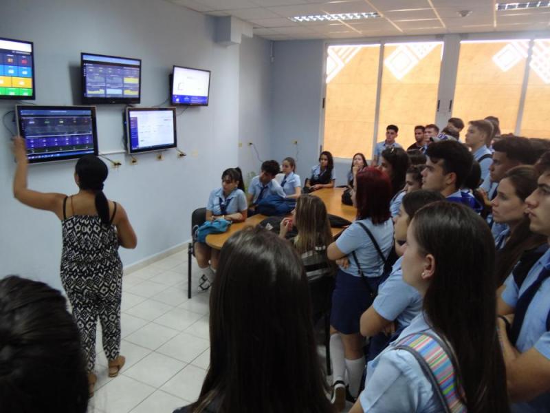 Visita al laboratorio del Monitor Red C.U.B.A., en el docente Mariana Grajales Cuello, que mejora la visibilidad de los sitios webs cubanos.