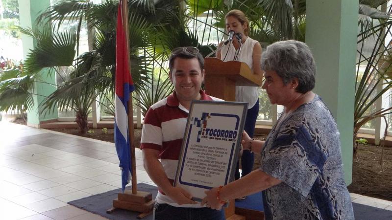 ITocororo Prize is awarded to the group of workers and students of School 3 who developed the Management System for the Attorney General of the Republic of Cuba