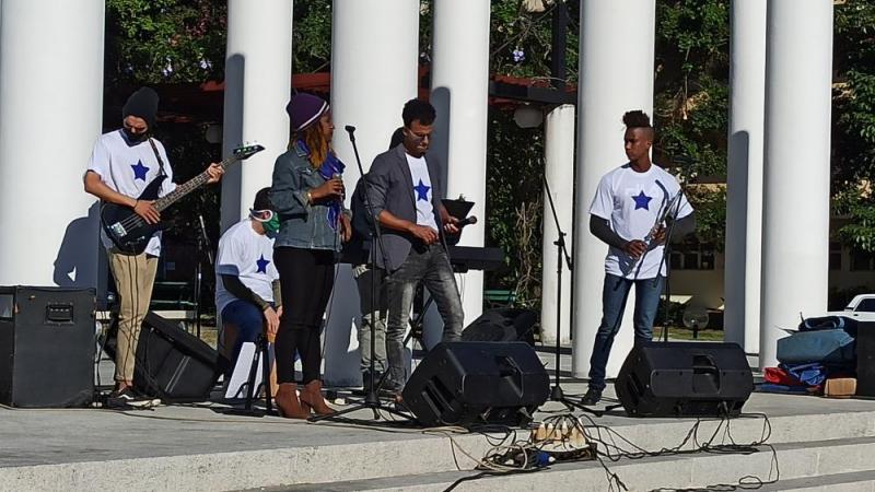 El grupo musical Malatesta interpretó las canciones “Corazón Universidad” y “Valientes”. 