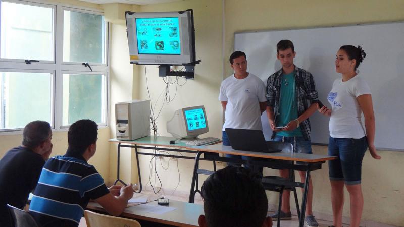 Estudiantes exponiendo en II JCE