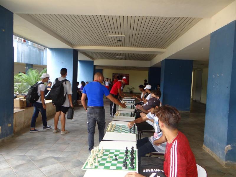 Los jóvenes de la Fici junto a los profesores de la Dirección de Deportes participaron en la simultánea de ajedrez.
