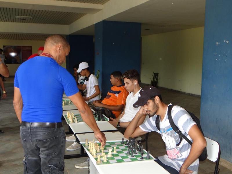 Los jóvenes de la Fici junto a los profesores de la Dirección de Deportes participaron en la simultánea de ajedrez.