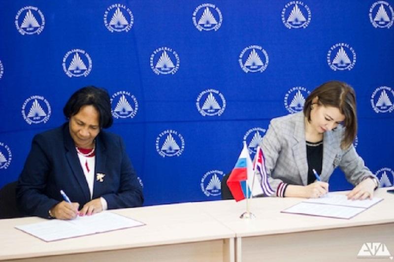 Miriam Nicado García and Inna Shevchenko sign the agreement on cooperation