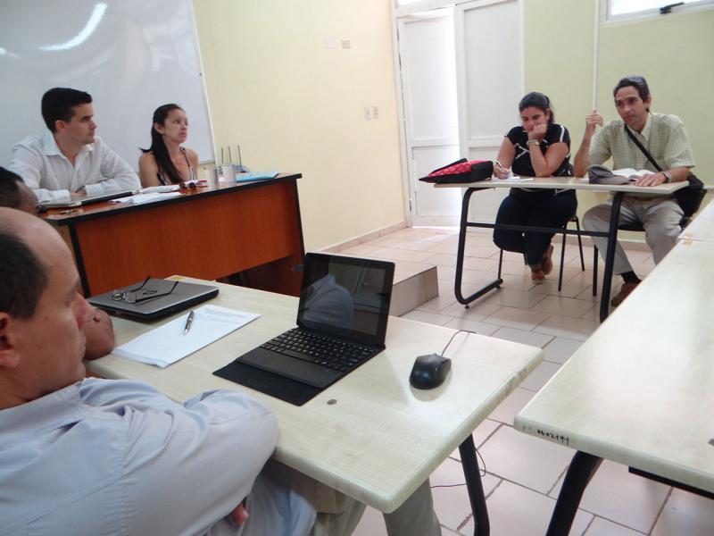 Los jóvenes máster Ricardo Rodríguez Vázquez y Yelaine Echenique Fernández, de la Universidad Pedagógica “Enrique José Varona”, presentan el Proyecto comunitario extensionista “Arroyando”. 