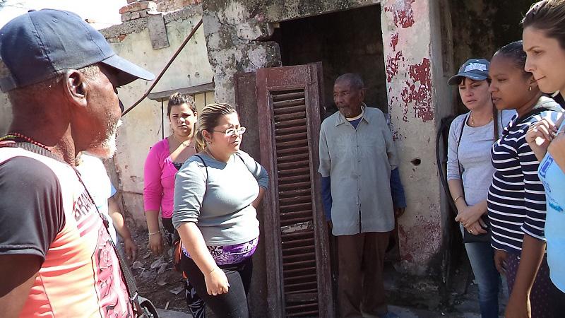 Young people from UCI talk with the elderly who lost part of their house. They don´t want to remember that “bombing raid”, as they describe it. Both brothers were sleeping when they were awaken by the uproar “But we are alive”, one of them says