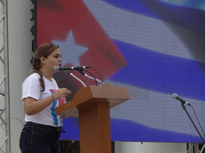 Eliani Cabrera García, presidenta de la FEU en la UCI, condenó la campaña de difamación que realizan los grandes medios de comunicación contra Venezuela. 