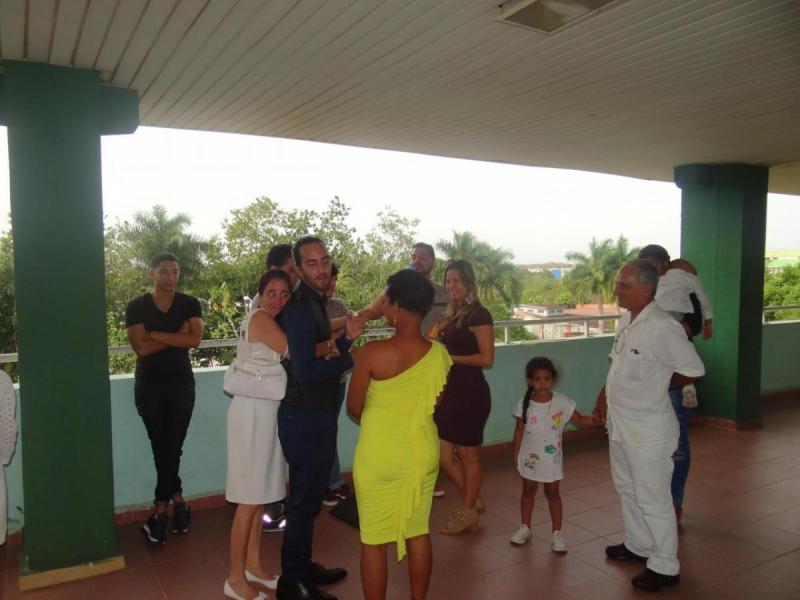 Madre de Orlando Javier Domínguez Musacchio abraza a su hijo tras ejercicio de culminación de estudios. 