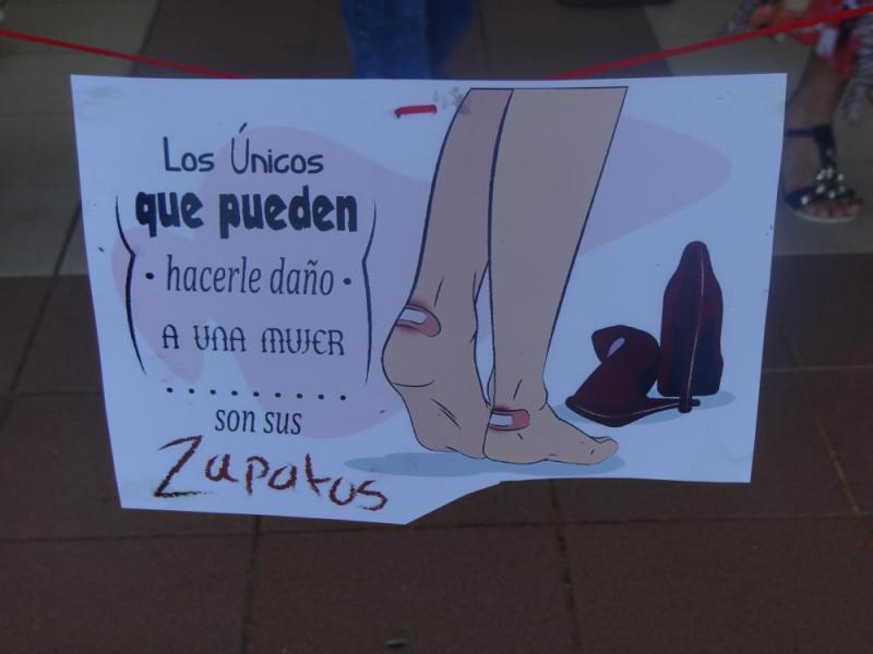 Cartel de la exposición “El intolerable peso de un zapato”