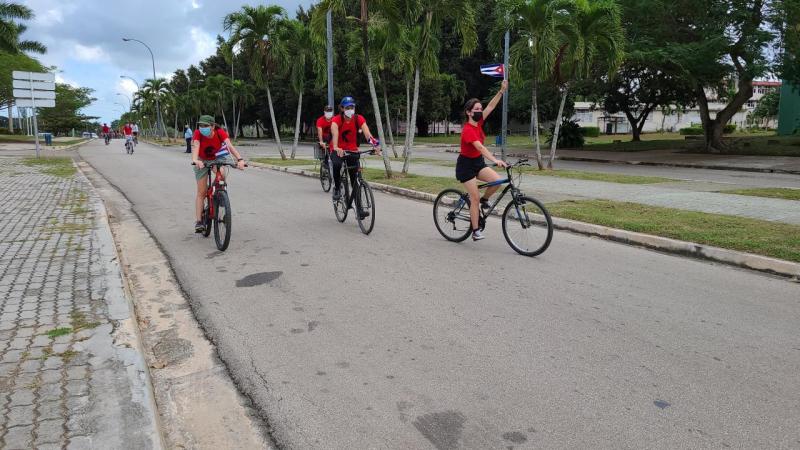 Un grupo de jóvenes universitarios de la capital participaron en el acto y bicicletada simbólica en homenaje a Mella.
