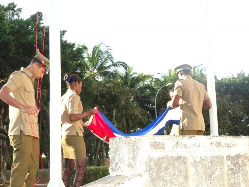 Izado de la bandera cubana.