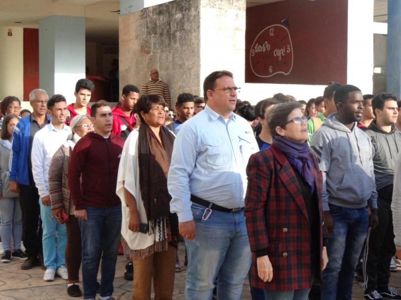 Mientras se izaba la bandera, todos entonaron el Himno Nacional.