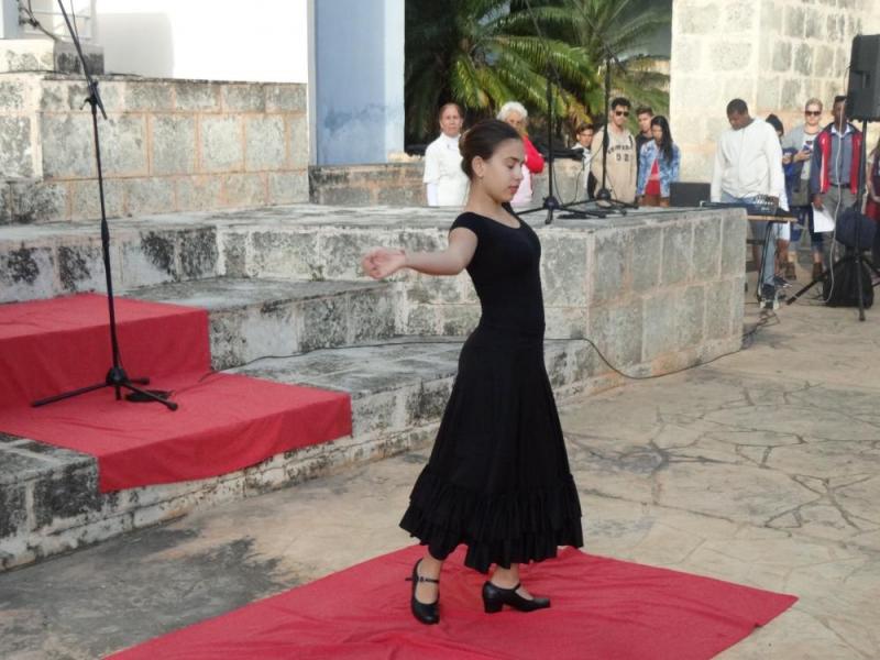 La artista aficionada Gabriela Sigler, interpretó “La bailanarina española” vestida de negro, simbolizando el luto por nuestro país, como hiciera Martí hace 125 años.