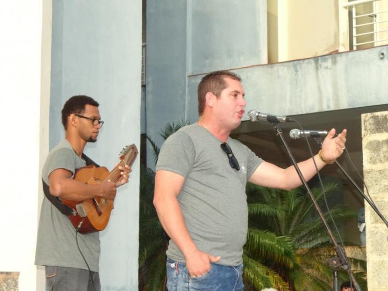 El repentista Osniel Domínguez le cantó a Martí y a Fidel.