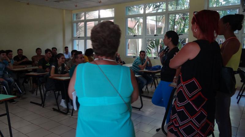 Profesores principales de año se reúnen con sus estudiantes.