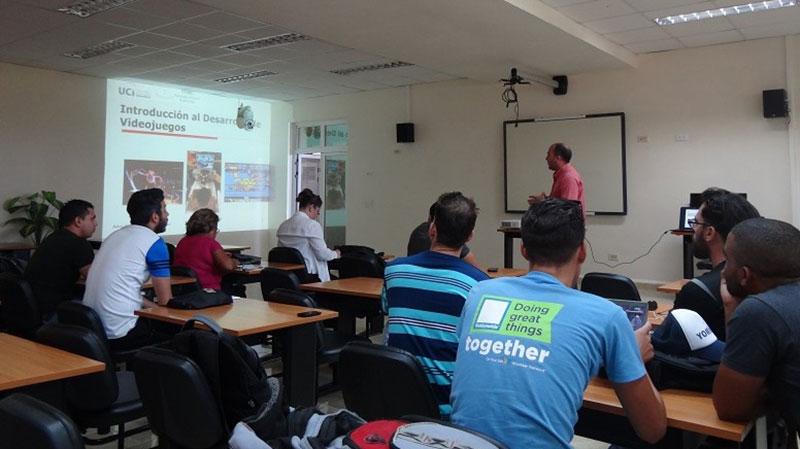 El aula Alan Turing de la Facultad 4 acoge el curso Introducción al desarrollo de videojuegos, que imparte el Dr.C. Omar Correa. 