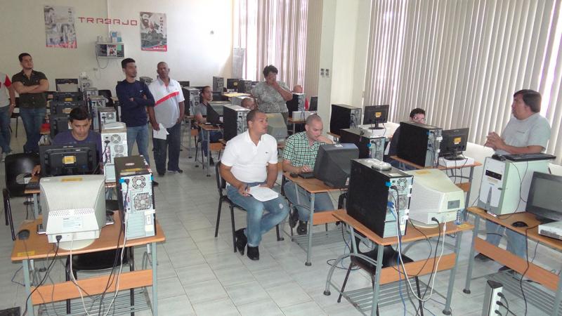 Profesor Lic. Fernando Fontana, de Uruguay, impartiendo el entrenamiento Optimización de PostgreSQL. 