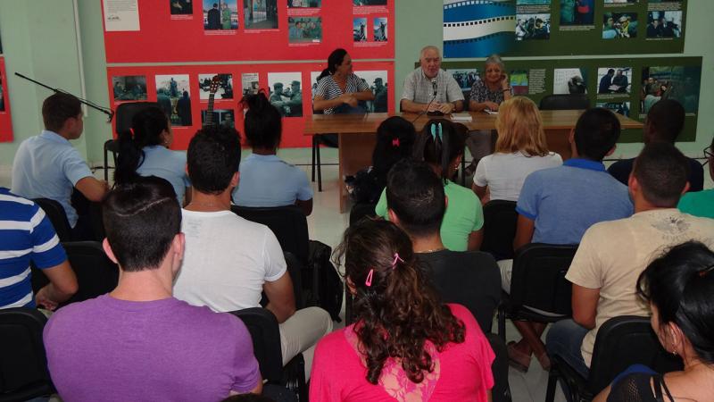 Conversation with the historians Adys and Froilán. Photo: Jesús Navarro