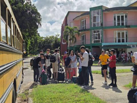 Estudiantes de primer año a su llegada al campus de la UCI.