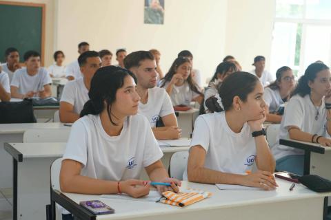 Estudiantes de primer año recibiendo clases.