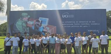 Junto a la valla que identifica a la UCI, el Dr.C. Pedro Luis Basulto Ramírez, secretario del Comité del PCC en la institución acompañó a los dirigentes estudiantiles que participan en el curso de preparación. Foto: Héctor Elider González Rodríguez