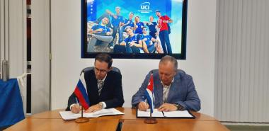 El rector de nuestra institución, Dr.C. Raydel Montesino Perurena, y Prokopov Nikolay Ivanovich, vicerrector primero de la RTU MIREA, validaron con sus firmas el nuevo compromiso que se plantea profundizar los lazos de cooperación. Foto: Héctor Elider González