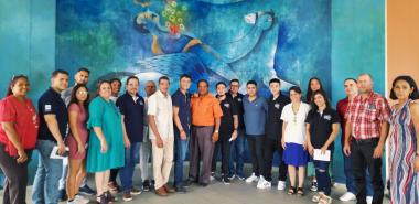Frente al mural "Cuando la muerte sedujo al Maestro" del pintor cubano Juan Vicente Rodríguez Bonachea, los caleños registran su llegada oficial a la UCI, junto a los anfitriones. Foto: Héctor Elider González Rodríguez