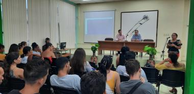 La superación profesional fue uno de los temas en los que más se insistió en el encuentro de bienvenida a los recién graduados en adiestramiento a la UCI. Foto: Osmel Batista Tamarit