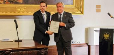 Entrega de la categoría docente especial de profesor invitado a José Luis Verdegay Galdeano, catedrático del Departamento de Ciencias de la Computación e Inteligencia Artificial de la UGR, de manos de Raydel Montesino Perurena, rector de la Universidad de Ciencias Informáticas de Cuba.